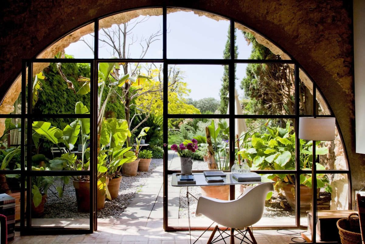 La verrière donnant sur le jardin. Hôtel Les Hamaques, en Catalogne, Espagne.