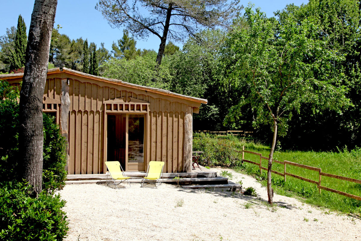 Extérieur, Cabane de la Lèque, dans les Alpilles
