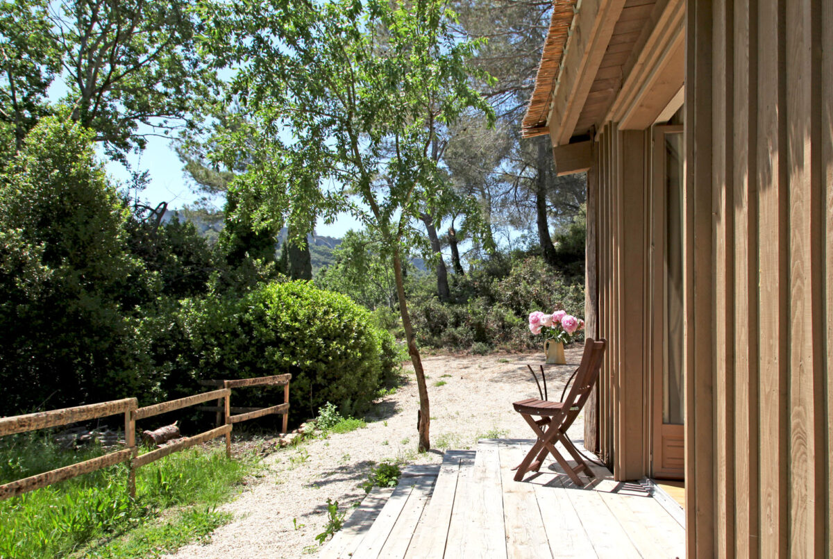 Extérieur, cabane de la Lèque, dans les Alpilles.