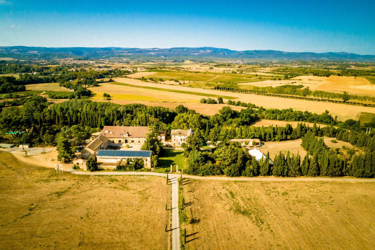 Le domaine des Cabanes dans les Bois, en pleine nature, mais à quelques minutes de la Cité de Carcassonne. © Les Cabanes dans les Bois