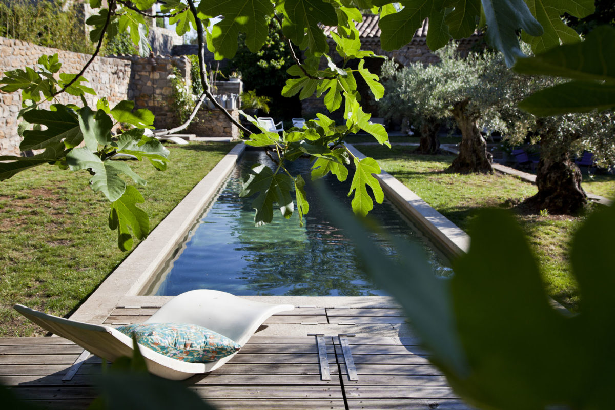 Sous les figuiers, maison Le 35 Mai en Ardèche. © Elodie Rothan