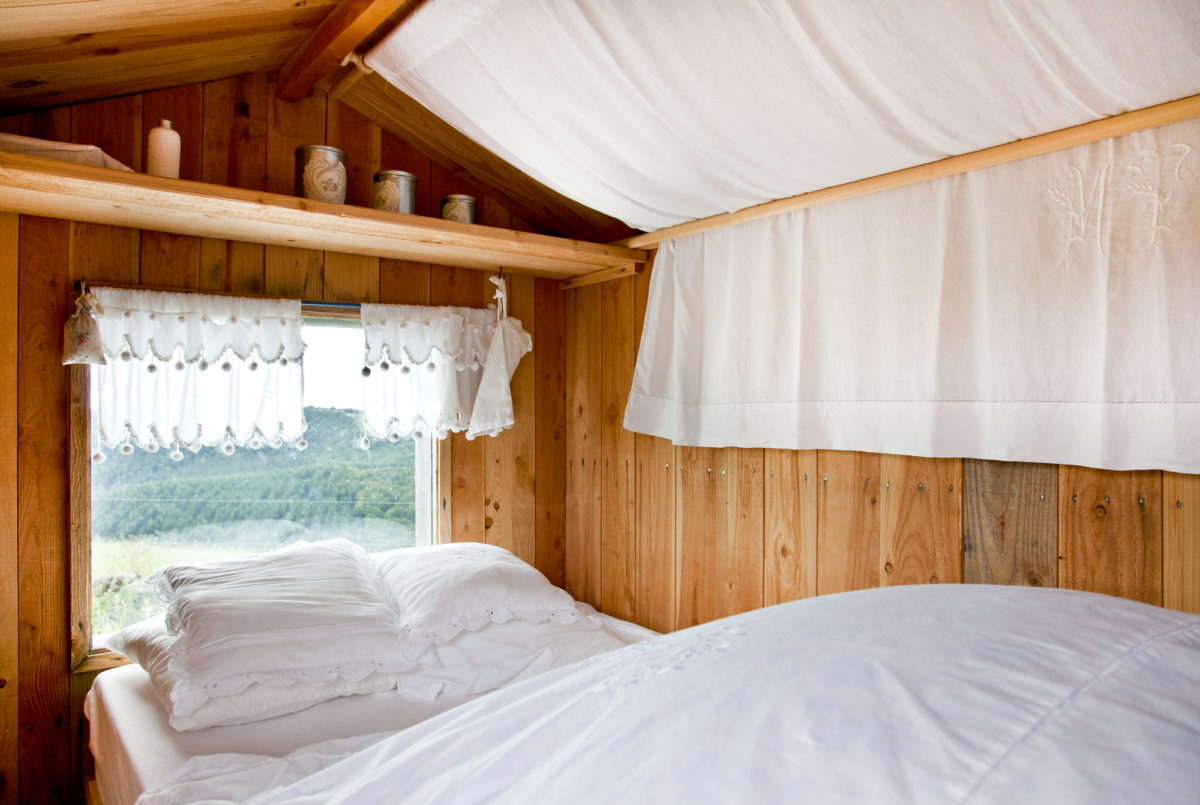 Une chambre façon cabane, Buron de Bane par Les Maisons de Montagne, à Pailherols, Cantal, Auvergne.