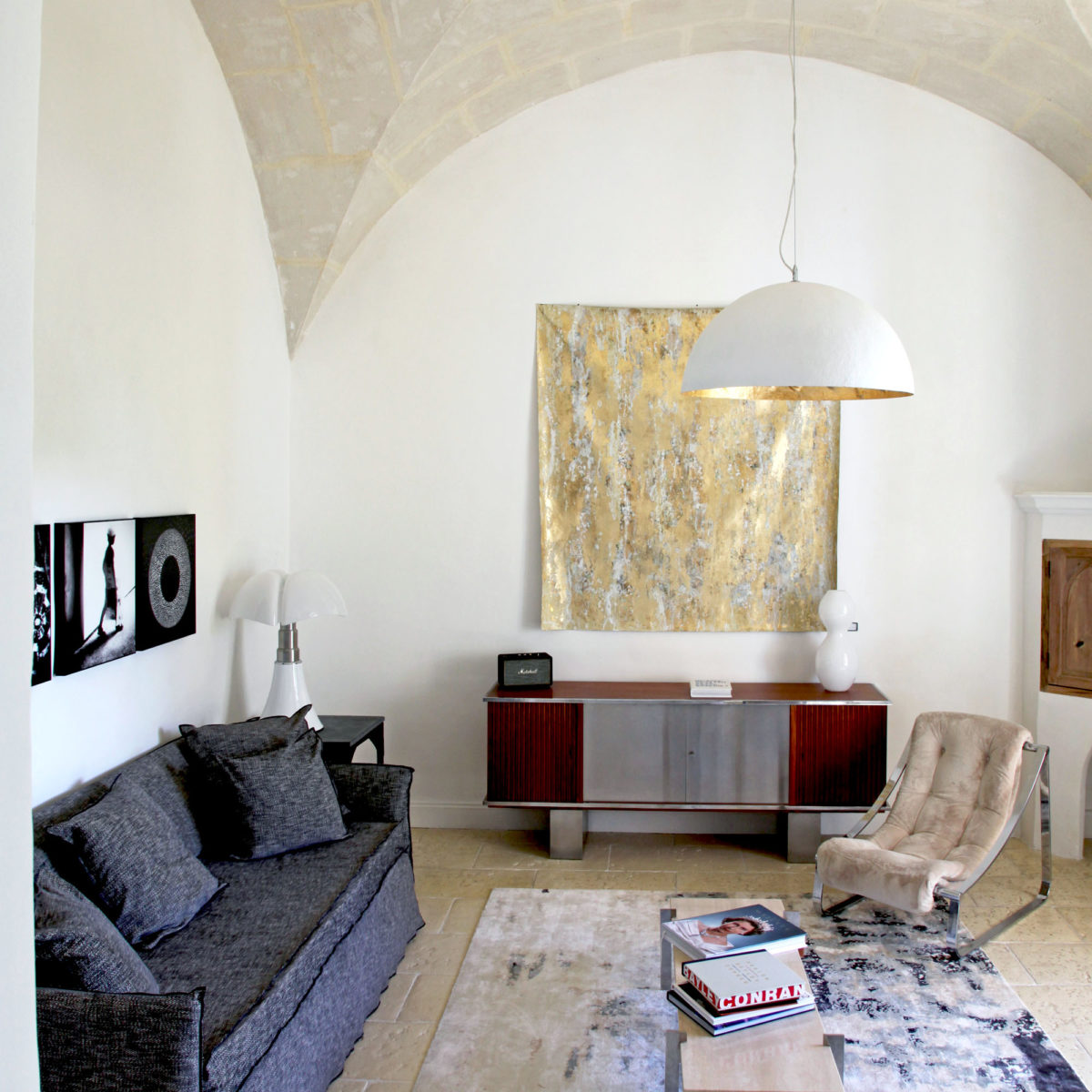 Salon de la suite "la Chapelle" de l'hôtel Le Hameau des Baux, Alpilles, Provence.