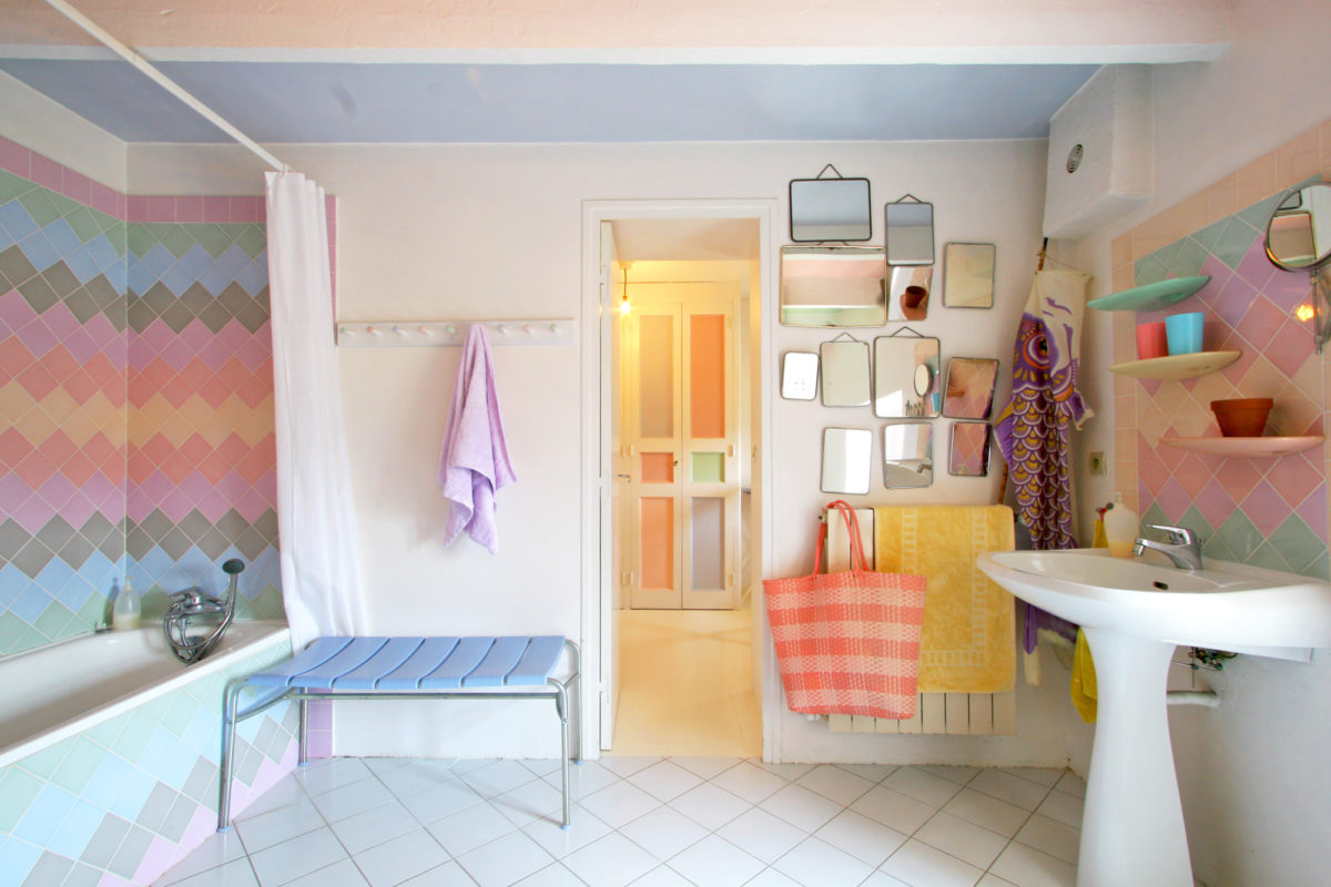 Salle de bains, maison Les Chaix en Ardèche. © Elodie Rothan