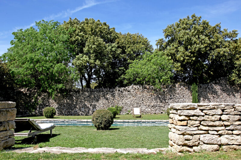 Piscine, maison d'hôtes Le Mas de la Tannerie à Gordes, dans le Luberon.