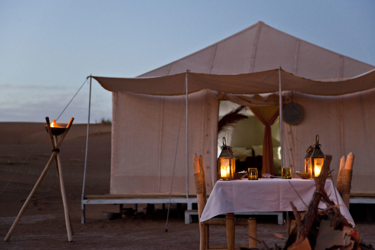 Le dîner dressé devant la tente. © Elodie Rothan