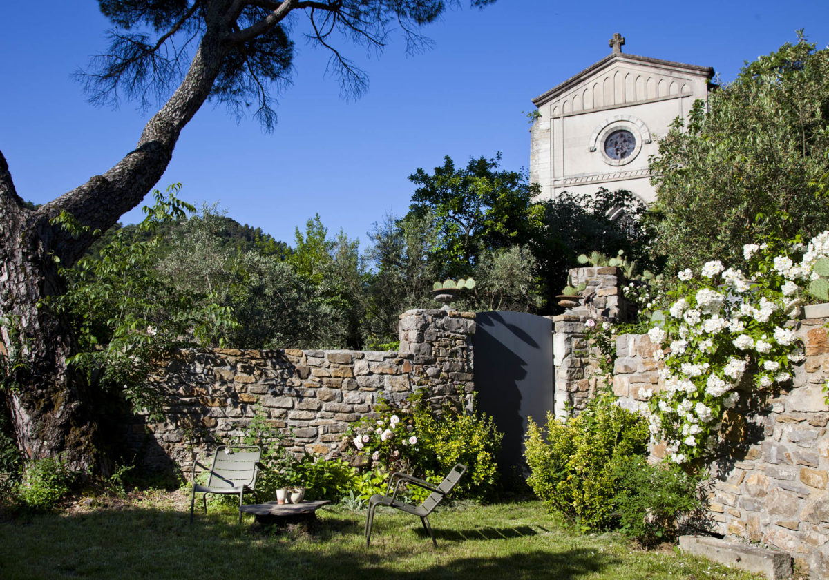 Vue sur l'église, maison Le 35 Mai en Ardèche. © Elodie Rothan